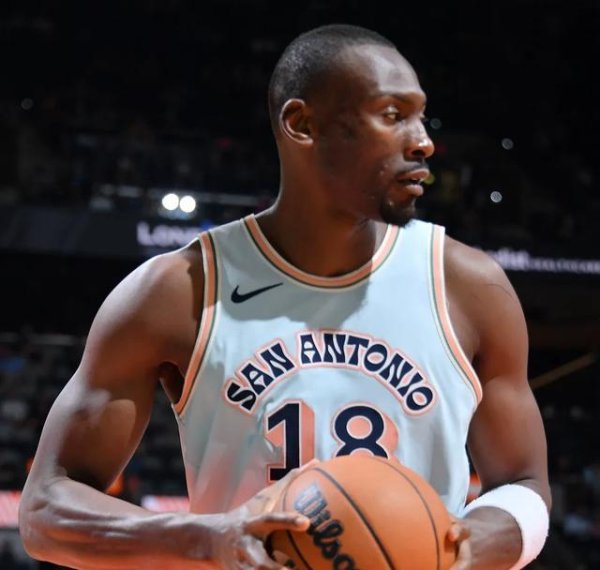 掌上乾坤 NBA悲喜一夜！又有5人达成签约，1人被裁，事关曾凡博签约消息